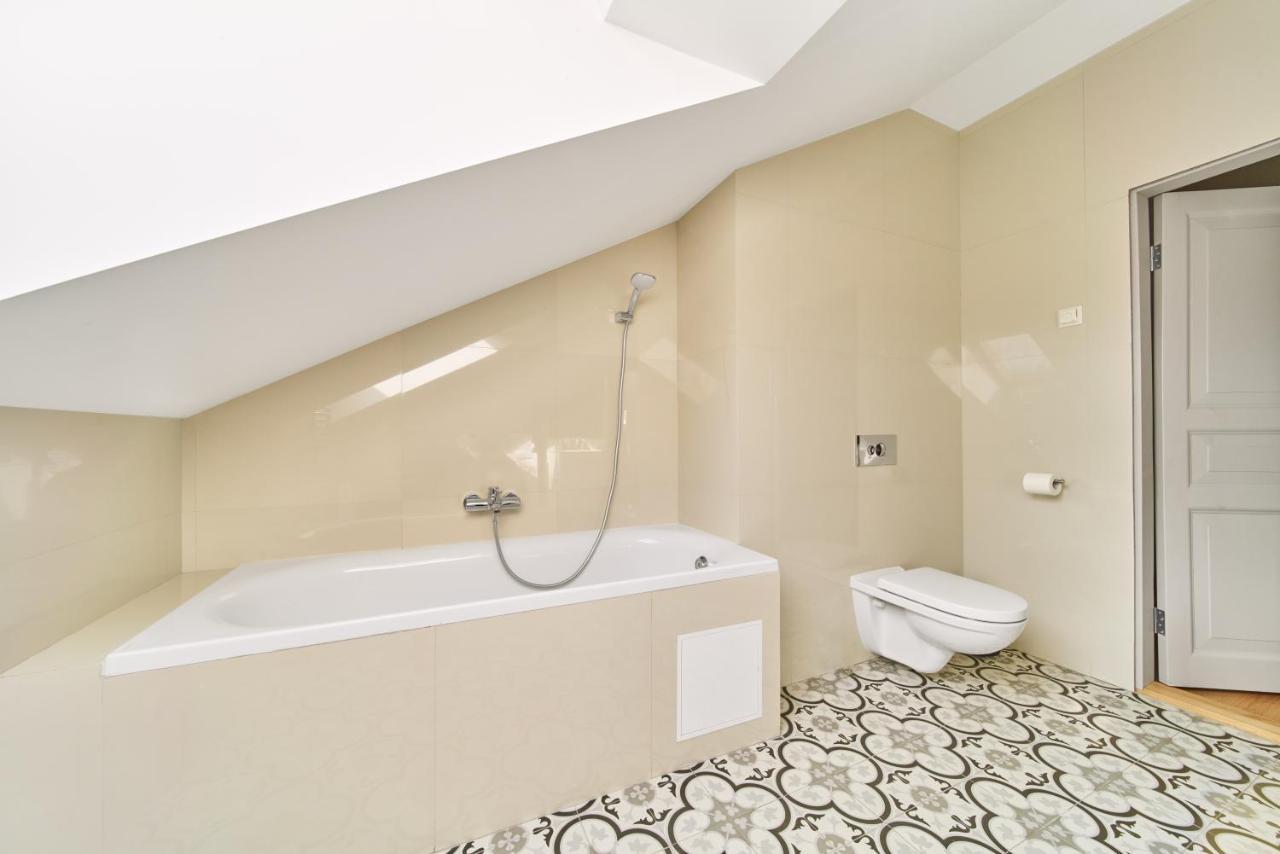 Modern Two-Bedroom Apartment, Vilnius City Centre Buitenkant foto