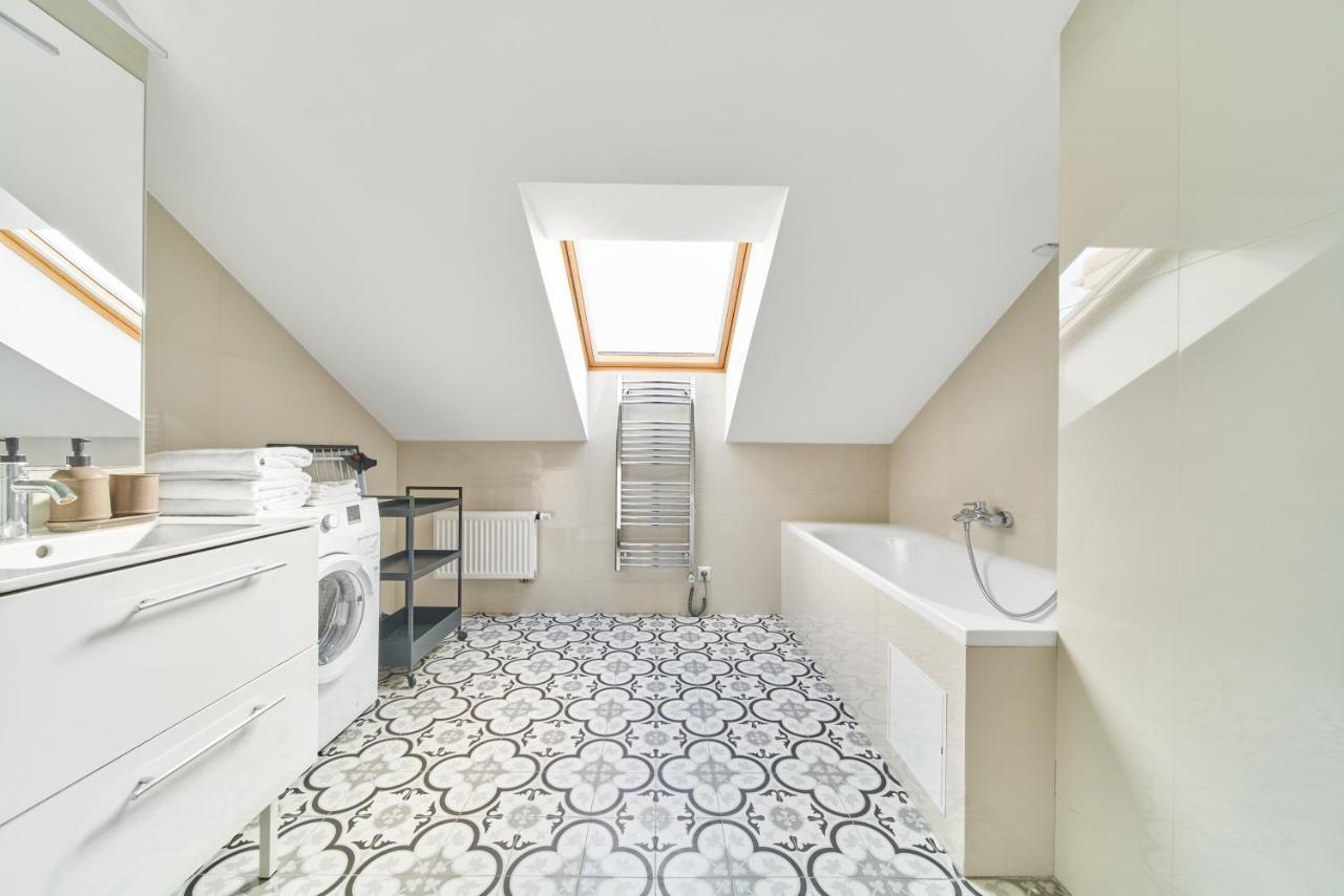 Modern Two-Bedroom Apartment, Vilnius City Centre Buitenkant foto